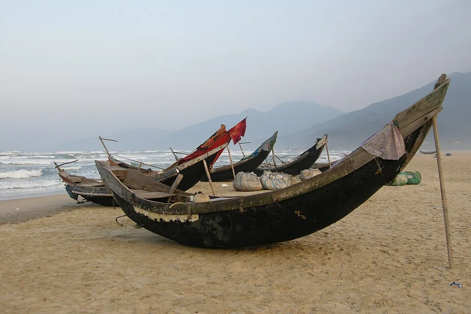 Vissersboten op het zand bij Lăng Cô