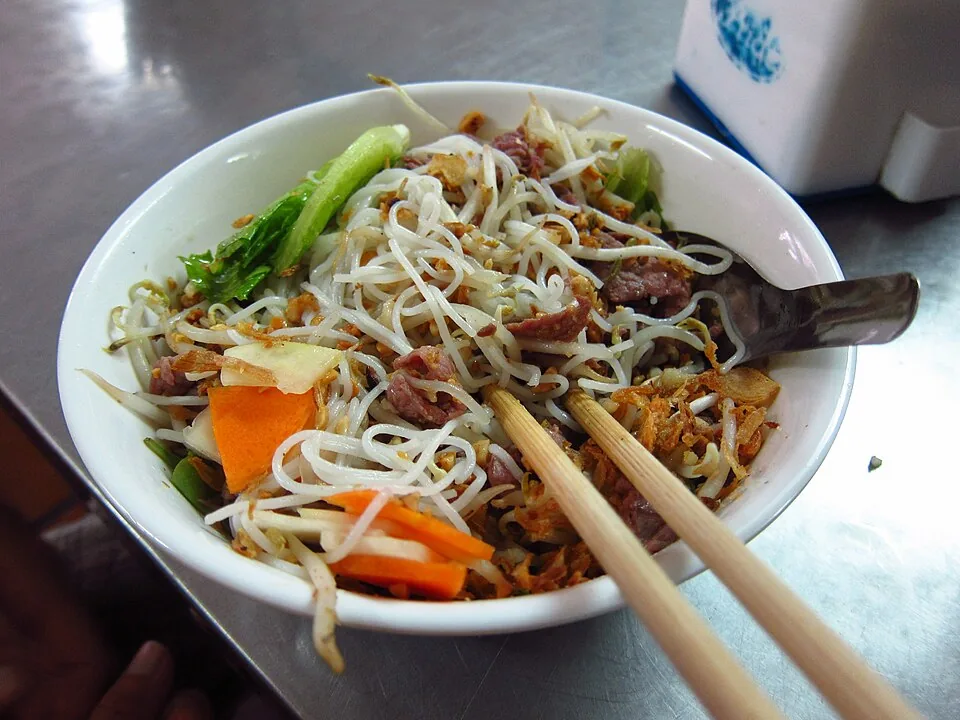 Bún bò Nam Bộ met rijstnoedels en rundvlees