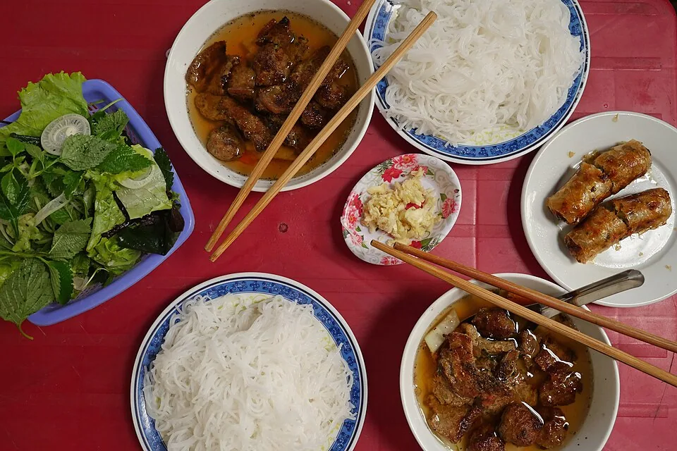 Bún chả met gegrild vlees, rijstnoedels en kruiden