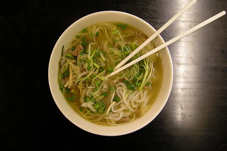 Kom phở met noedels en verse kruiden
