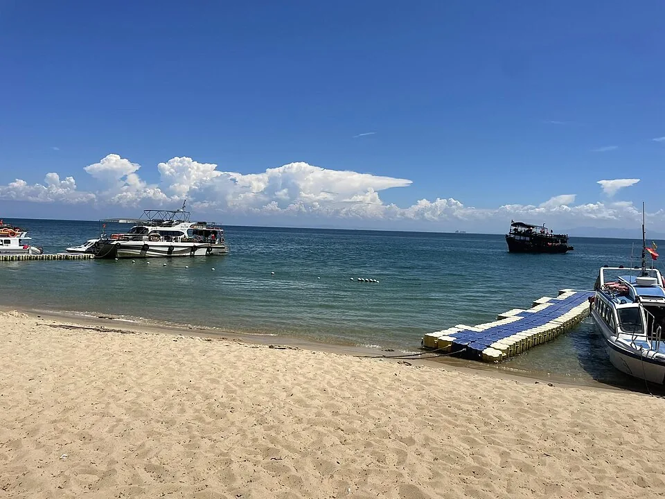 Boten bij een zandstrand op Cù Lao Chàm