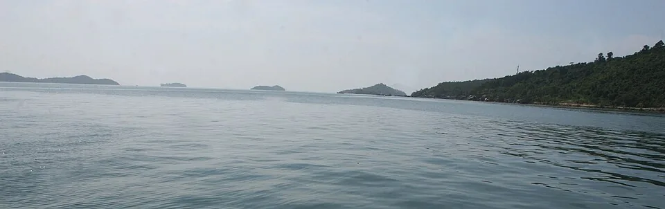 Uitzicht vanaf het water op eilanden in de Hải Tặc-archipel