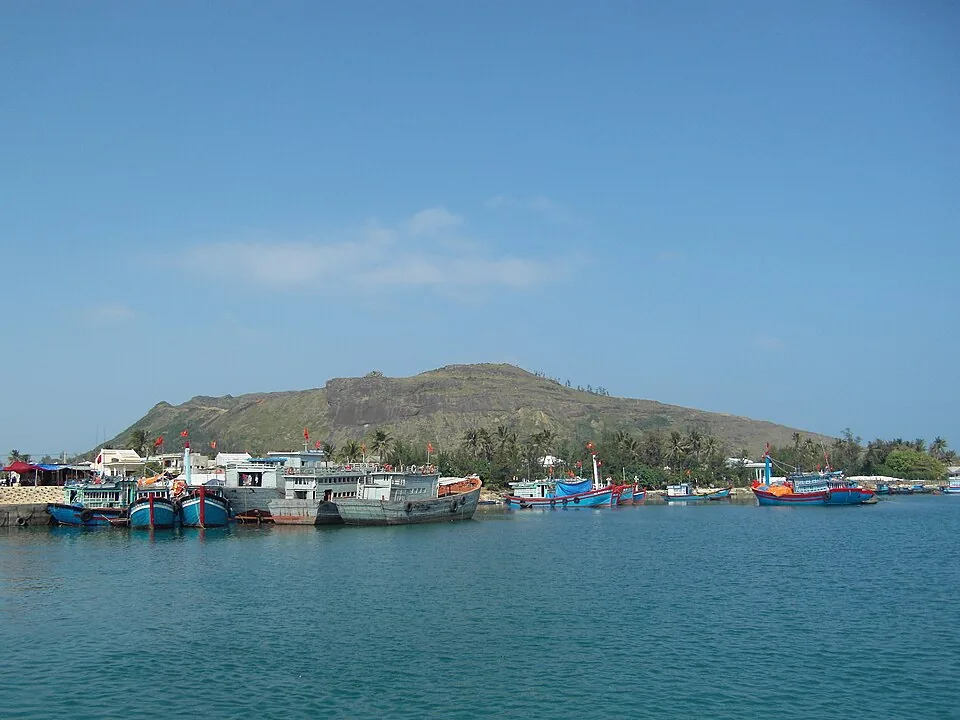 Boten en huizen aan de kust van Lý Sơn