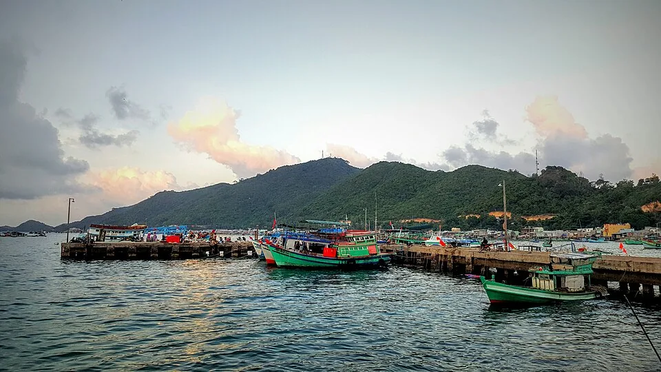 Vissersboten bij de pier van Củ Tròn in de Nam Du-archipel