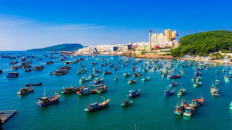 Vissersboten in de haven van An Thới op Phú Quốc