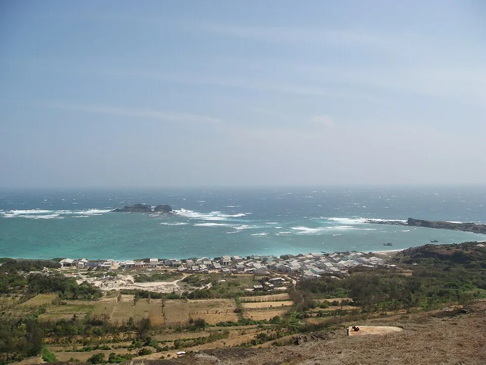 Uitzicht op de kust van Phú Quý vanaf de Linh Sơn-pagode