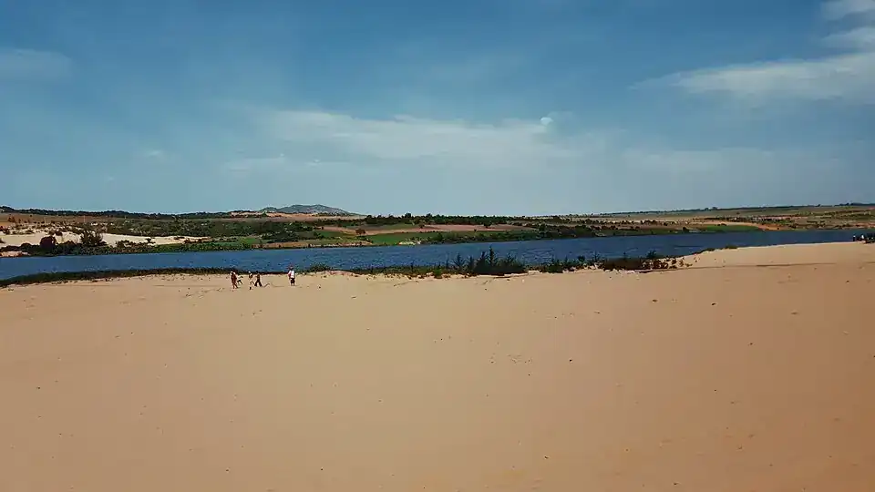 Sand dunes and water at Bàu Trắng