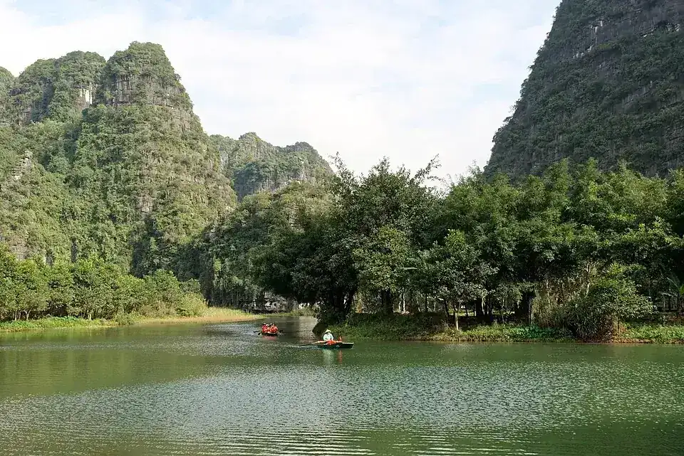Water and limestone mountains at Tràng An in Ninh Bình
